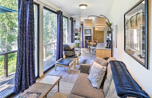 Fairbanks House | Vibrant downtown home & studio with fireplaces & bikes - walk everywhere