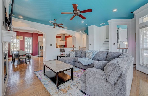 Greater Heights Apartment | Vibrant Haven With Rooftop Patio