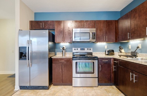 Pittsburgh Apartment | Vibrant Luxury | PRIME LOCATION | 24/7 Valet Gym Terrace Roku
