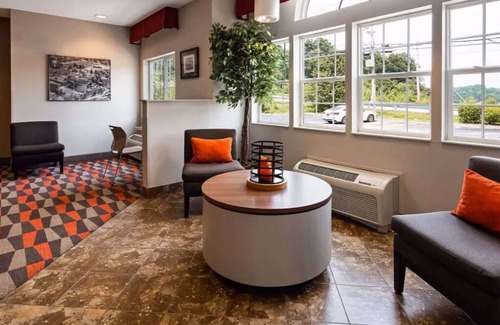 Morgantown Hotel | Vibrant Morgantown Living - A Modern Stay for You | 4 Rooms w/Free Parking