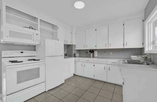 Saint John House | Vibrant Oasis, Private and Relaxing, Pet Friendly