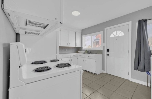 Saint John House | Vibrant Oasis, Private and Relaxing, Pet Friendly