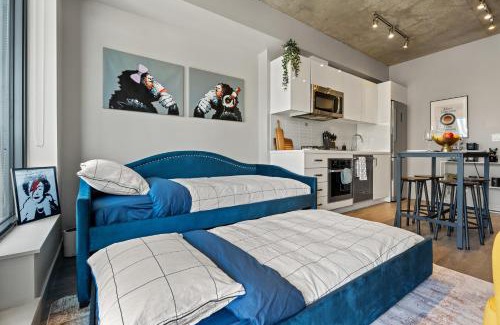 Connaught Apartment | Vibrant PopArt downtown suite, comfy and stylish!