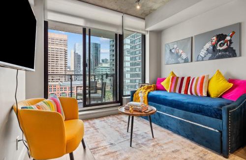 Connaught Apartment | Vibrant PopArt downtown suite, comfy and stylish!