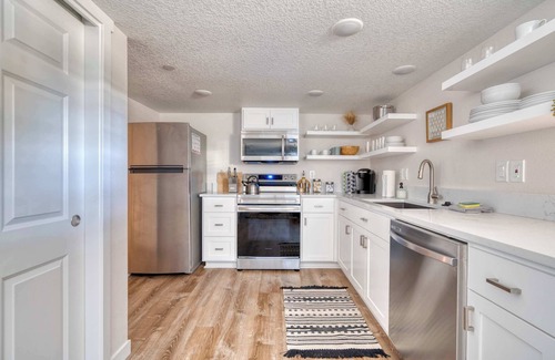 Hosford-Abernethy House | Vibrant Portland Getaway - Chic Flat