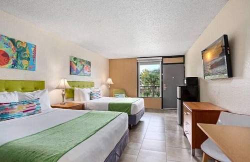Historic Downtown Kissimmee Hotel | Vibrant Room w 2 DBL Beds Near Local Attractions & Restaurants