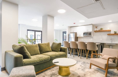 Orange Apartment | Vibrant Studio KING ! Free Parking ! 30 min to NYC