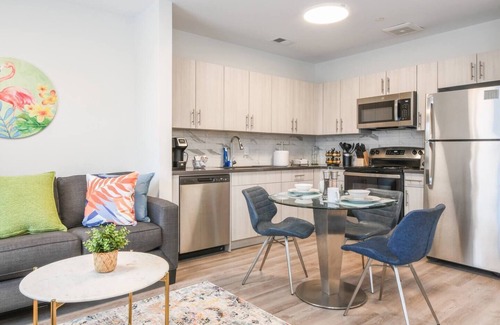 Orange Apartment | Vibrant Studio KING ! Free Parking ! 30 min to NYC