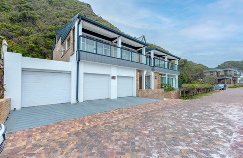Victoria Bay House | Vic Bay Beach House