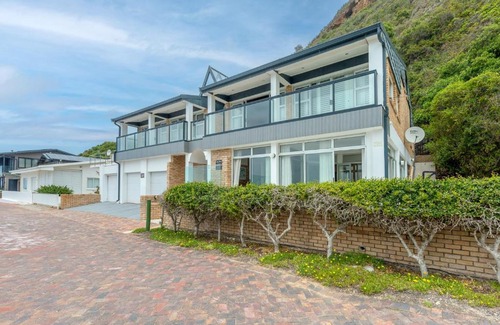 Victoria Bay House | Vic Bay Beach House