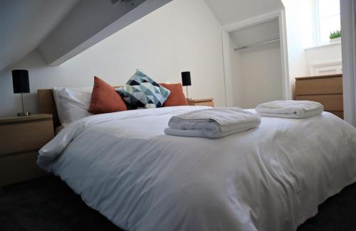 Northampton House | Victoria 4 bedroom Serviced House Short Lets - Near Northampton Gen Hosp & Town Centre