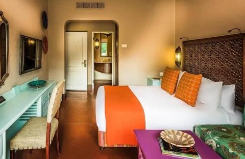 Livingstone House | Victoria Falls Adventure! Pool, Free Parking! Minutes to Victoria Falls Bridge!
