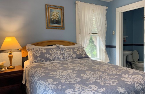 Niagara Falls Bed & Breakfast | Victoria Room with en-suit Bathroom 15 Mins Walk to Falls