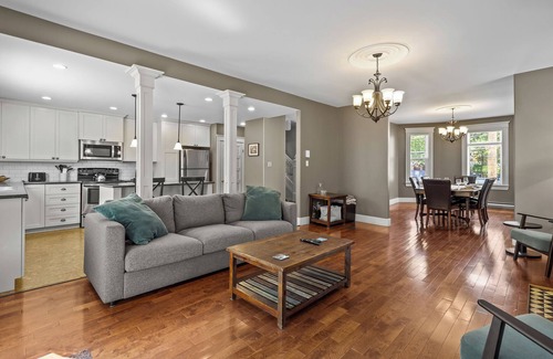 Terra Nova House | Victorian 4BR | 2.5BA | 2Parking | Near Parks & DT