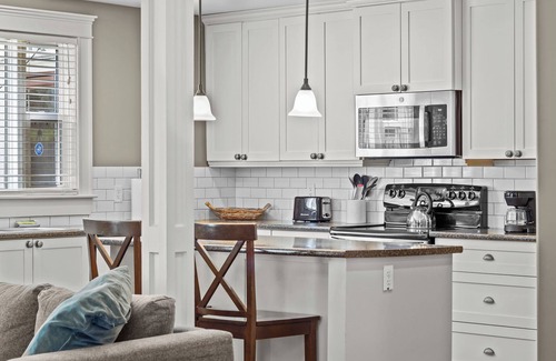 Terra Nova House | Victorian 4BR | 2.5BA | 2Parking | Near Parks & DT