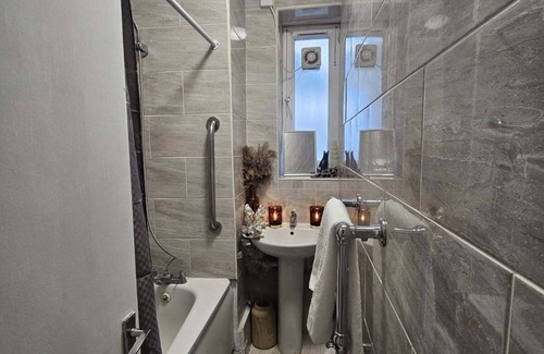 Tulse Hill Apartment | Victorian Gem Excellent Transport Links, Ideal for Tourists & Commuters!