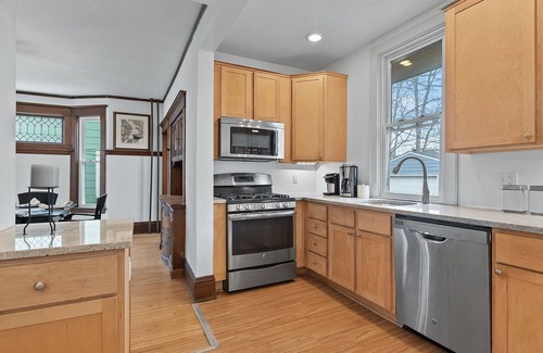 Whittier House | Victorian house in Uptown: Hot Tub, Near the Convention Center, DT and the lakes