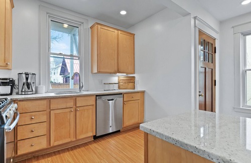 Whittier House | Victorian house in Uptown: Hot Tub, Near the Convention Center, DT and the lakes