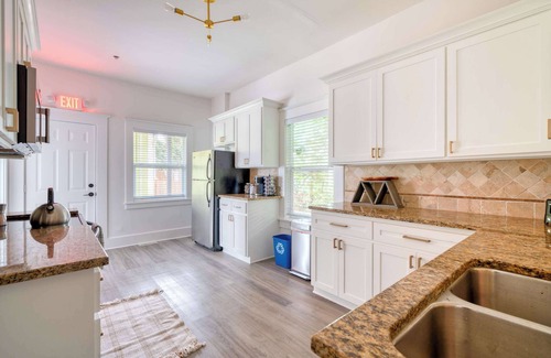 King House | Victorian Vibes 3BR Steps to Mississippi