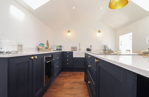 Pendeen Cottage | VICTORY VIEW, pet friendly, with hot tub in Pendeen