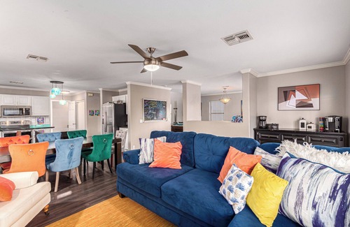 Peoria House | View Fireworks, Restaurants, Stadiums, Heated Pool