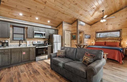 Cosby House | View & Hot Tub + Kitchen #2 | 24 Min to Gatlinburg