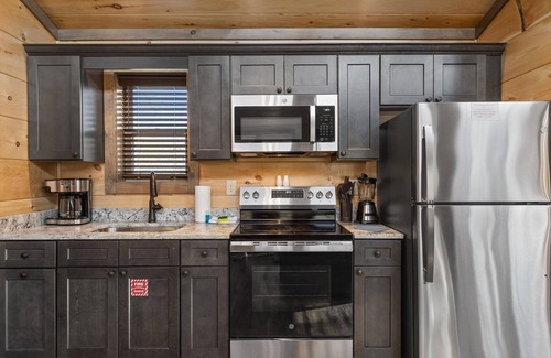 Cosby House | View & Hot Tub + Kitchen #2 | 24 Min to Gatlinburg