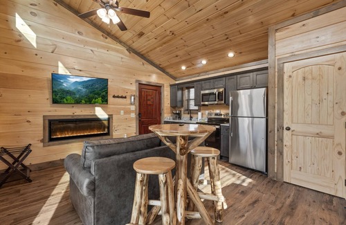Cosby House | View & Hot Tub + Kitchen #2 | 24 Min to Gatlinburg