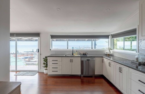 Burnie House | View Point: Ocean Views & Near CBD