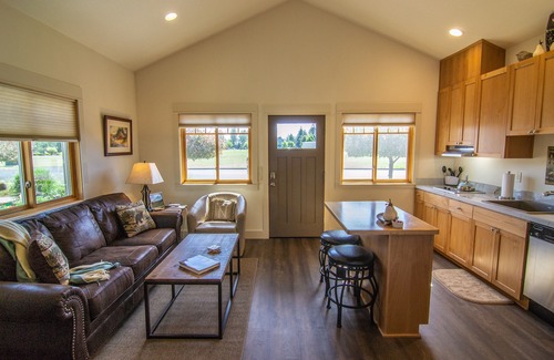 Sisters Condo | Views! 1 Blk to Town,New+Spotless, pets ok- North