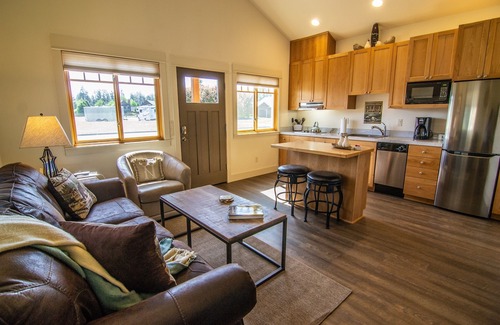 Sisters Condo | Views! 1 Blk to Town,New+Spotless, pets ok- North