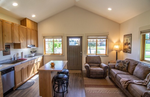 Sisters Condo | Views! 1 Blk to Town,New+Spotless, pets ok- South