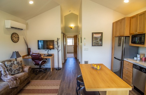 Sisters Condo | Views! 1 Blk to Town,New+Spotless, pets ok- South