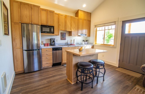 Sisters Condo | Views! 1 Blk to Town,New+Spotless, pets ok- South