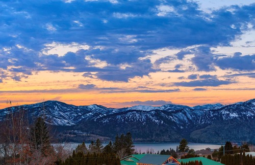 Manson House | Views + hot tub! Come Renew, Recharge, and Retreat to the ReMack Ridge!