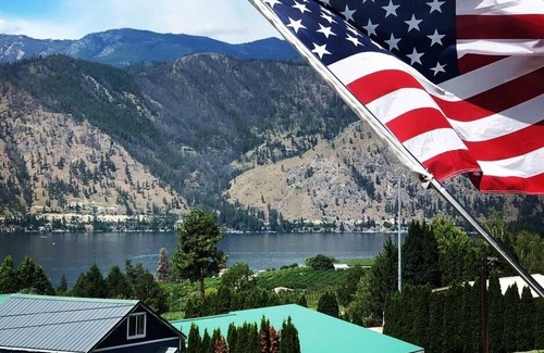 Manson House | Views + hot tub! Come Renew, Recharge, and Retreat to the ReMack Ridge!