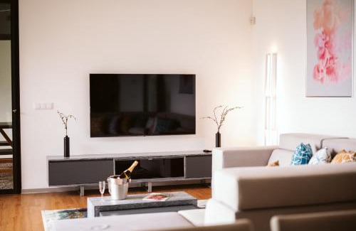 Arco da Calheta Villa | Vila Aguarelas with pool by Stay Madeira Island