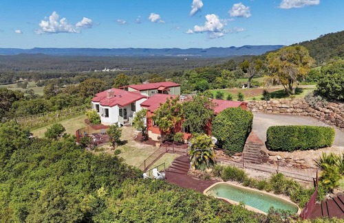 Mount View Villa | Villa 4 @ Bimbadeen Estate - Split level villa with sensational views all around - just for 2!