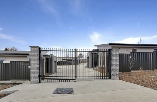 Bowenfels House | VILLA 7, Brand new SLEEPS 6, great location, CLEAN and security complex