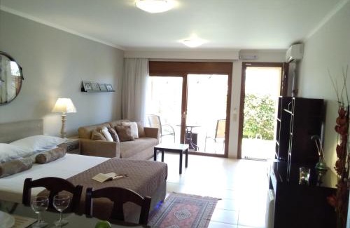 Tsoukaladhes Apartment | Villa Adelais App