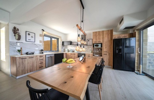 Kato Galatas Villa | Villa Aiolos ✩ Sea View ✩ Pool ✩ Gym ✩ Sauna