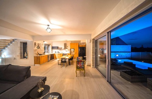 Kato Galatas Villa | Villa Aiolos ✩ Sea View ✩ Pool ✩ Gym ✩ Sauna