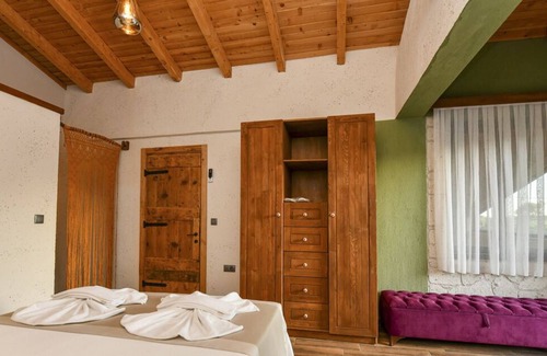 Yaniklar Villa | Villa Alanza - Two Bedroom Villa, Sleeps 4