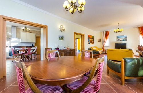 Pata de Cima Villa | Villa Amarela is a beautiful, spacious villa with private pool