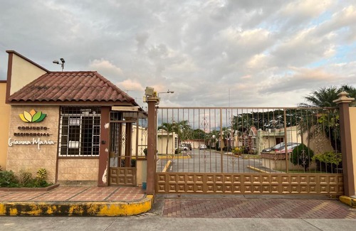 Machala Villa | VILLA AMOBLADA EN URBANIZACIÓN PRIVADA
