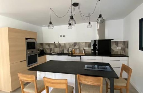 Saint-Laurent-des-Arbres House | Villa au calme en bord de forêt