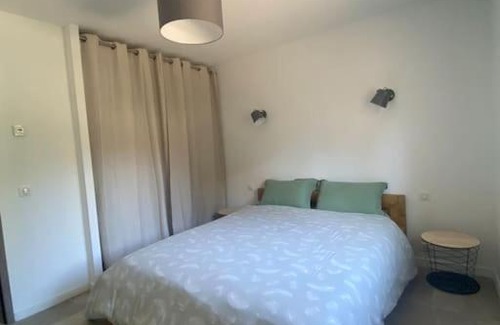 Saint-Laurent-des-Arbres House | Villa au calme en bord de forêt