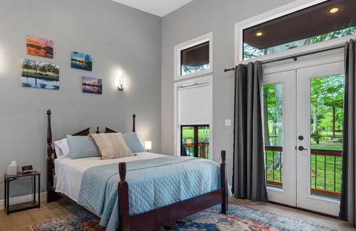 Sunset Villa | Villa by the Pond