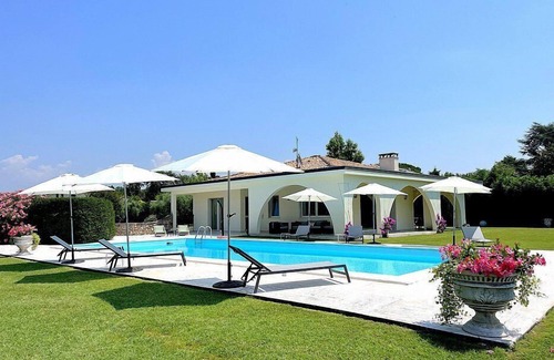 Bardolino Villa | Villa Cantuccino: A bright villa in a quiet position, situated a few miles from the shores of Lake Garda, with Free WI-FI.