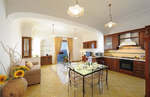 Arienzo House | Villa Carilla A: An elegant apartment which faces the sun and the sea, with Free WI-FI.